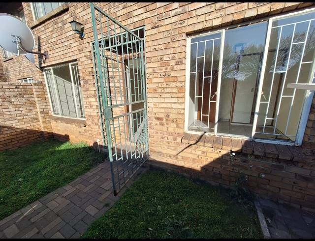 3 BEDROOM TOWNHOUSE FOR SALE IN VANDERBIJLPARK SE 3